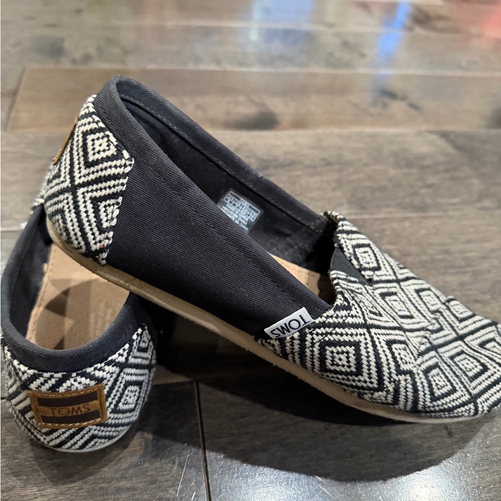 TOMS Women's Geometric Black and Cream Loafers